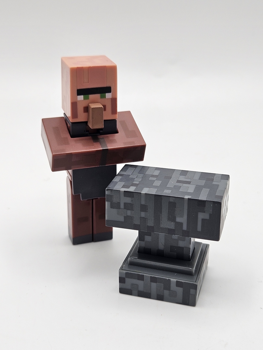 Minecraft Overworld Series 2 Figure Villager Blacksmith With Anvil Action Figure